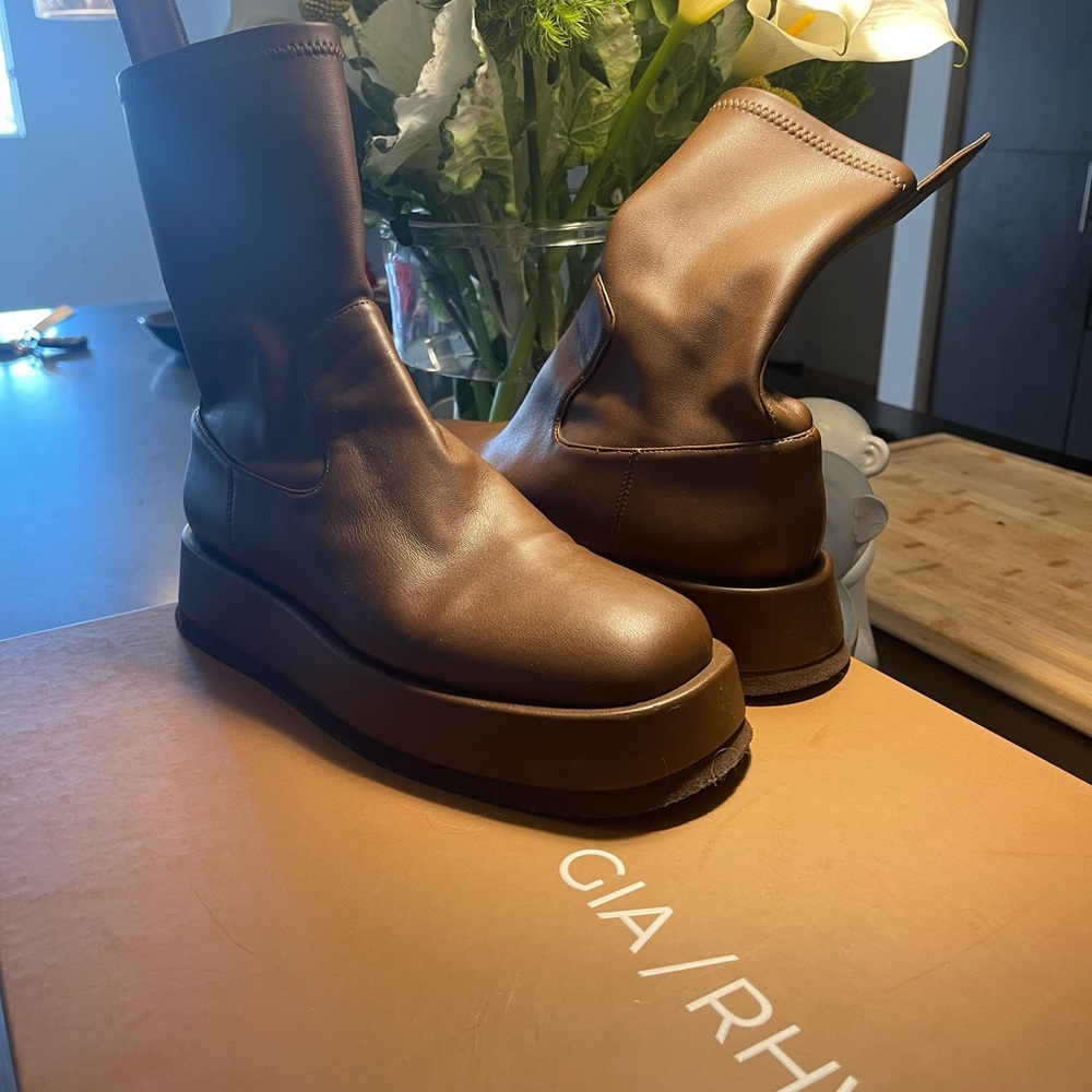 Gia Borghini RHW Rosie 11 flat form ankle boot size 38